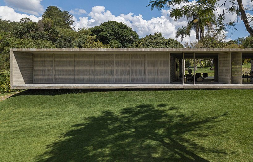 可操作的立面为 mf+arquitetos 设计的这座混凝土住宅带来了轻盈感和多孔性