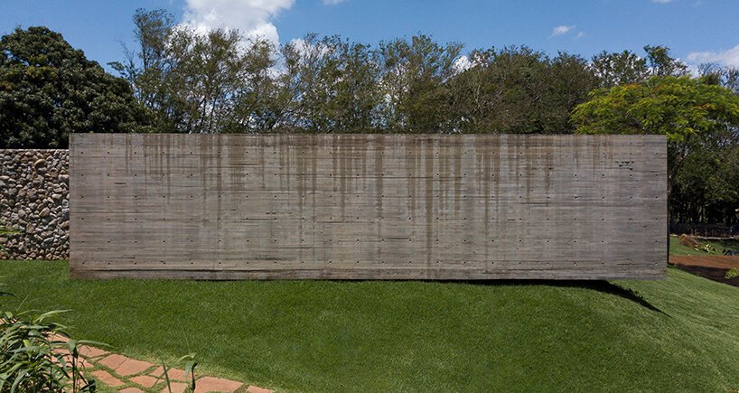 可操作的立面为 mf+arquitetos 设计的这座混凝土住宅带来了轻盈感和多孔性