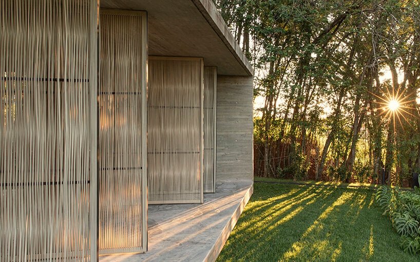 可操作的立面为 mf+arquitetos 设计的这座混凝土住宅带来了轻盈感和多孔性