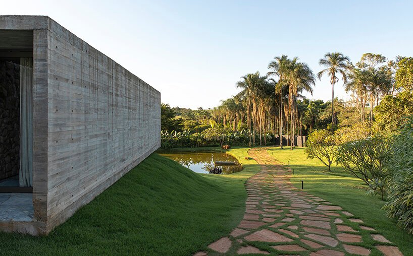 可操作的立面为 mf+arquitetos 设计的这座混凝土住宅带来了轻盈感和多孔性