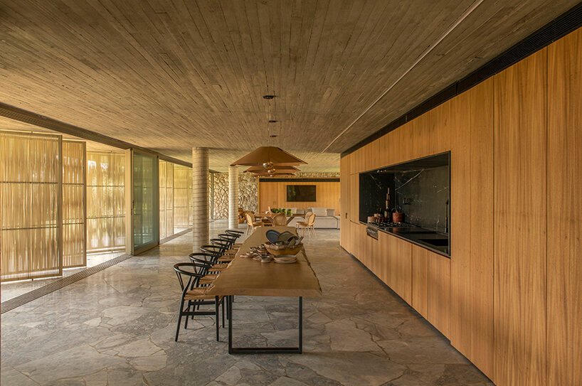 可操作的立面为 mf+arquitetos 设计的这座混凝土住宅带来了轻盈感和多孔性