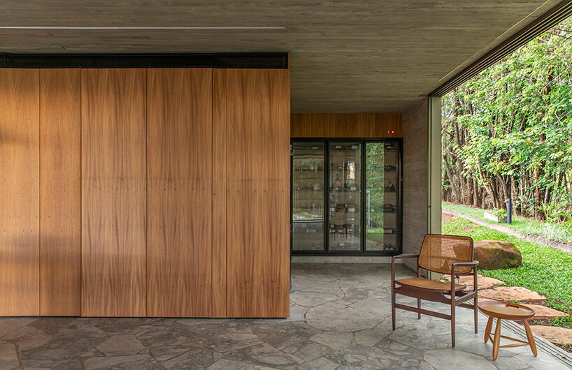 可操作的立面为 mf+arquitetos 设计的这座混凝土住宅带来了轻盈感和多孔性