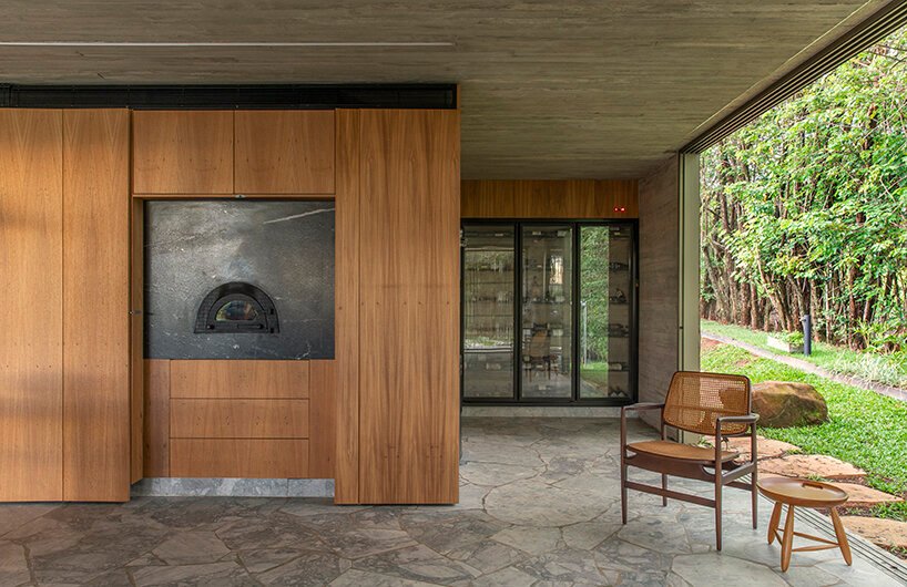 可操作的立面为 mf+arquitetos 设计的这座混凝土住宅带来了轻盈感和多孔性