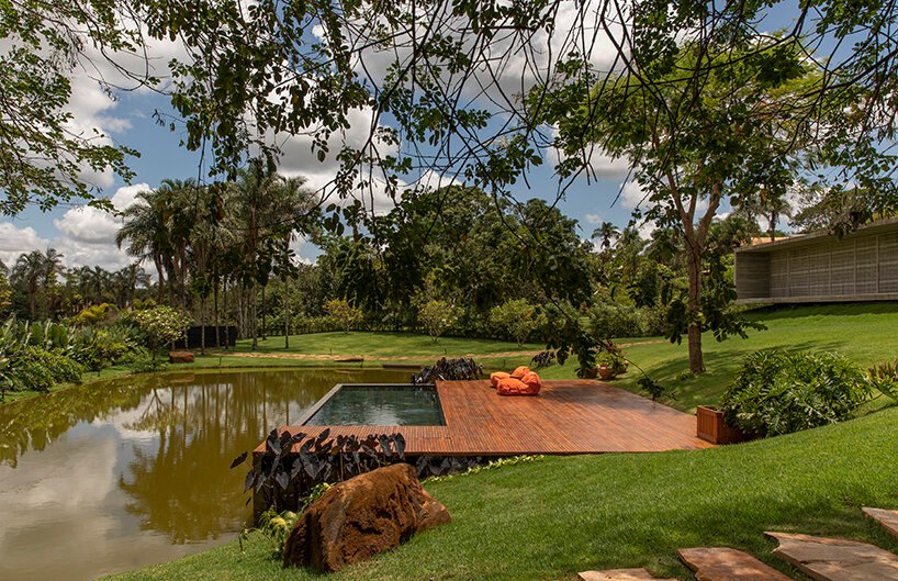 可操作的立面为 mf+arquitetos 设计的这座混凝土住宅带来了轻盈感和多孔性