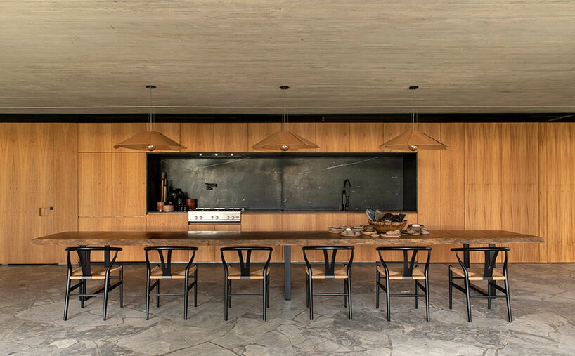 可操作的立面为 mf+arquitetos 设计的这座混凝土住宅带来了轻盈感和多孔性