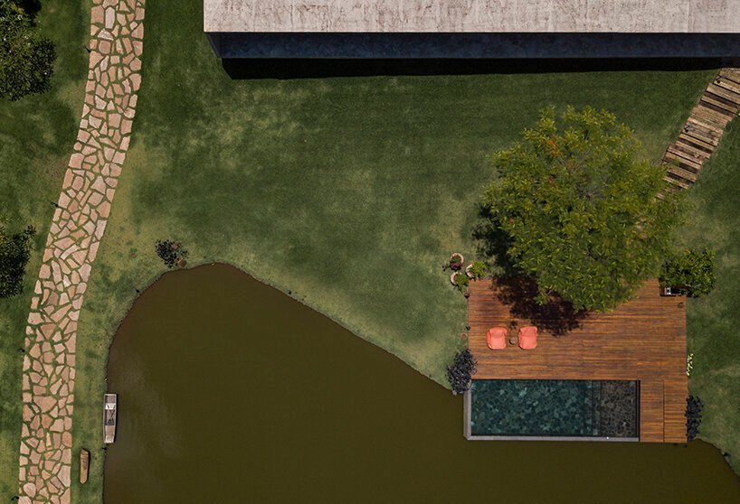 可操作的立面为 mf+arquitetos 设计的这座混凝土住宅带来了轻盈感和多孔性