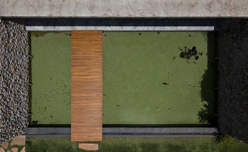 可操作的立面为 mf+arquitetos 设计的这座混凝土住宅带来了轻盈感和多孔性