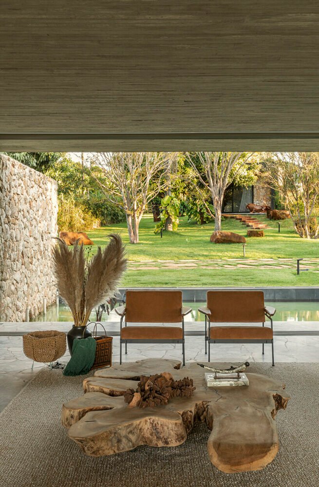 可操作的立面为 mf+arquitetos 设计的这座混凝土住宅带来了轻盈感和多孔性