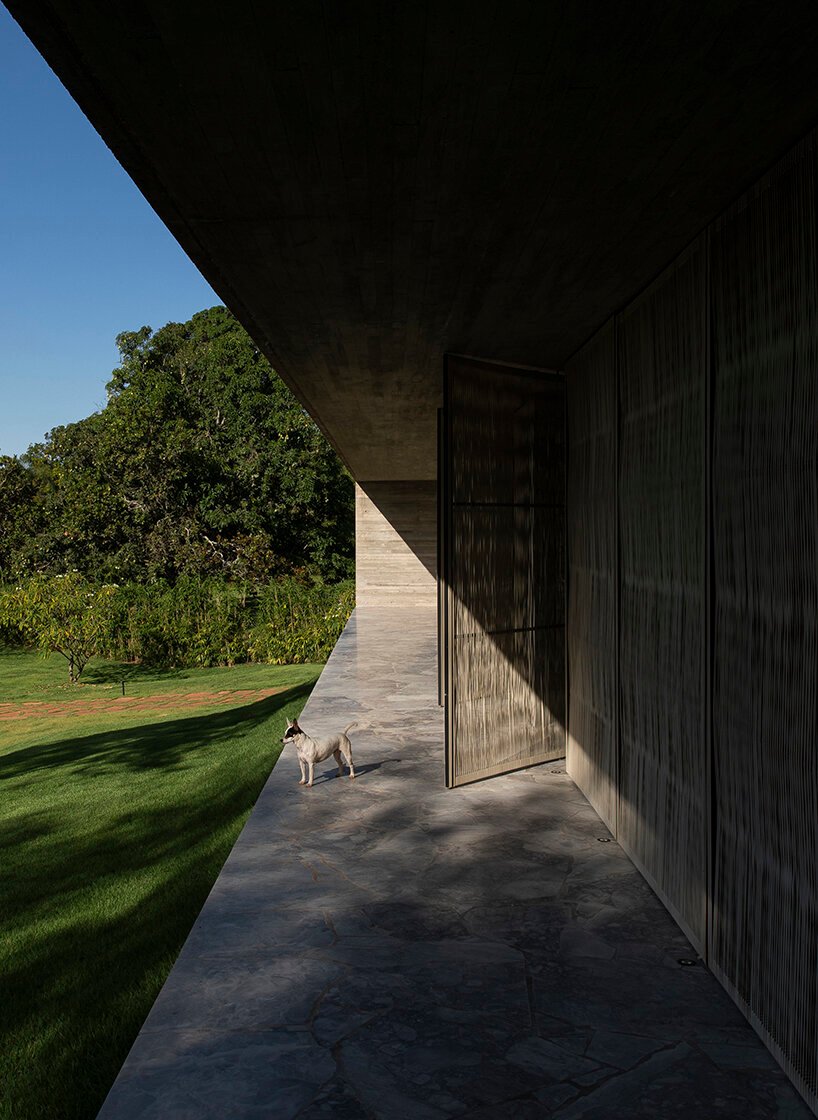 可操作的立面为 mf+arquitetos 设计的这座混凝土住宅带来了轻盈感和多孔性