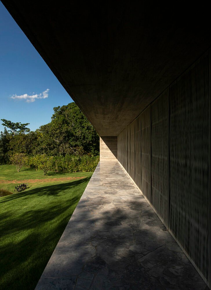 可操作的立面为 mf+arquitetos 设计的这座混凝土住宅带来了轻盈感和多孔性