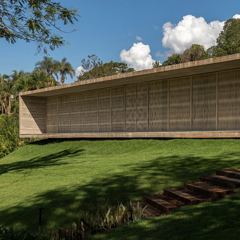 可操作的立面为 mf+arquitetos 设计的这座混凝土住宅带来了轻盈感和多孔性