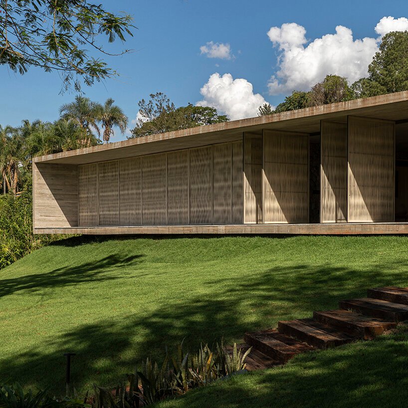 可操作的立面为 mf+arquitetos 设计的这座混凝土住宅带来了轻盈感和多孔性