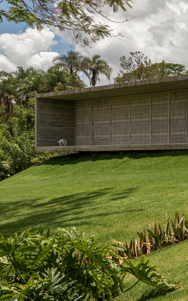 可操作的立面为 mf+arquitetos 设计的这座混凝土住宅带来了轻盈感和多孔性