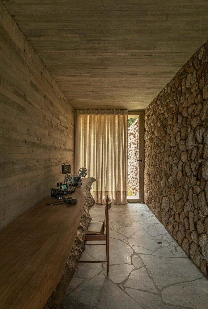 可操作的立面为 mf+arquitetos 设计的这座混凝土住宅带来了轻盈感和多孔性