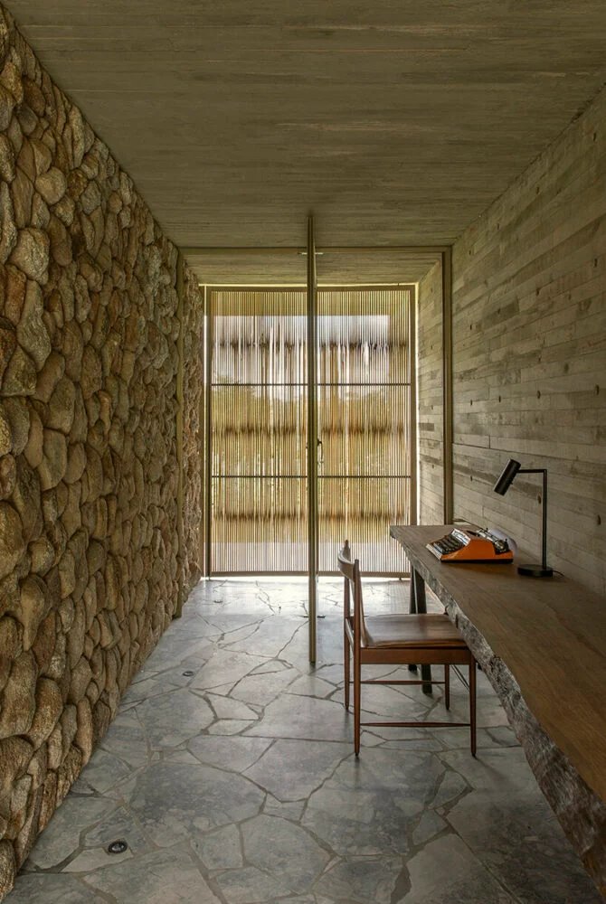 可操作的立面为 mf+arquitetos 设计的这座混凝土住宅带来了轻盈感和多孔性