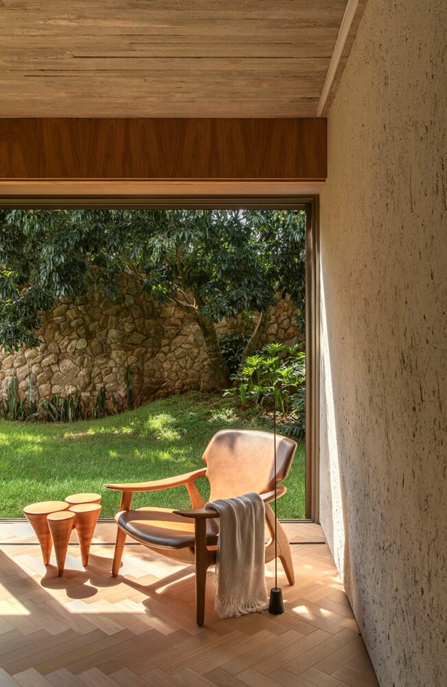 可操作的立面为 mf+arquitetos 设计的这座混凝土住宅带来了轻盈感和多孔性