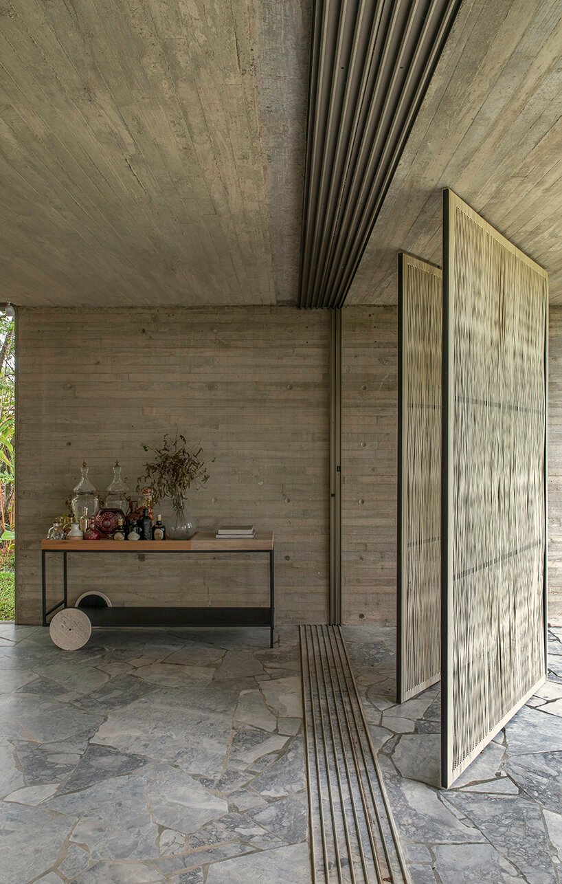 可操作的立面为 mf+arquitetos 设计的这座混凝土住宅带来了轻盈感和多孔性