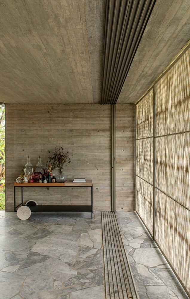 可操作的立面为 mf+arquitetos 设计的这座混凝土住宅带来了轻盈感和多孔性