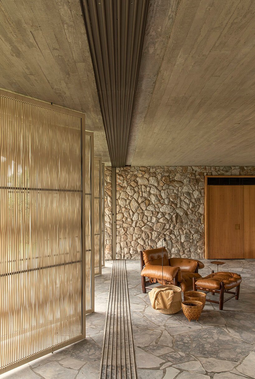 可操作的立面为 mf+arquitetos 设计的这座混凝土住宅带来了轻盈感和多孔性