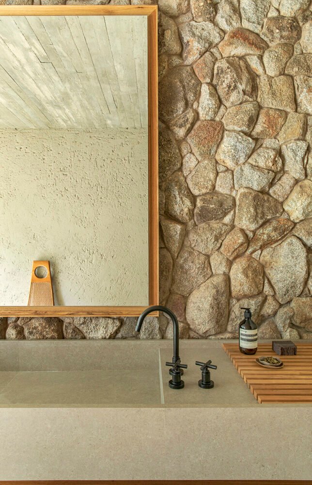 可操作的立面为 mf+arquitetos 设计的这座混凝土住宅带来了轻盈感和多孔性