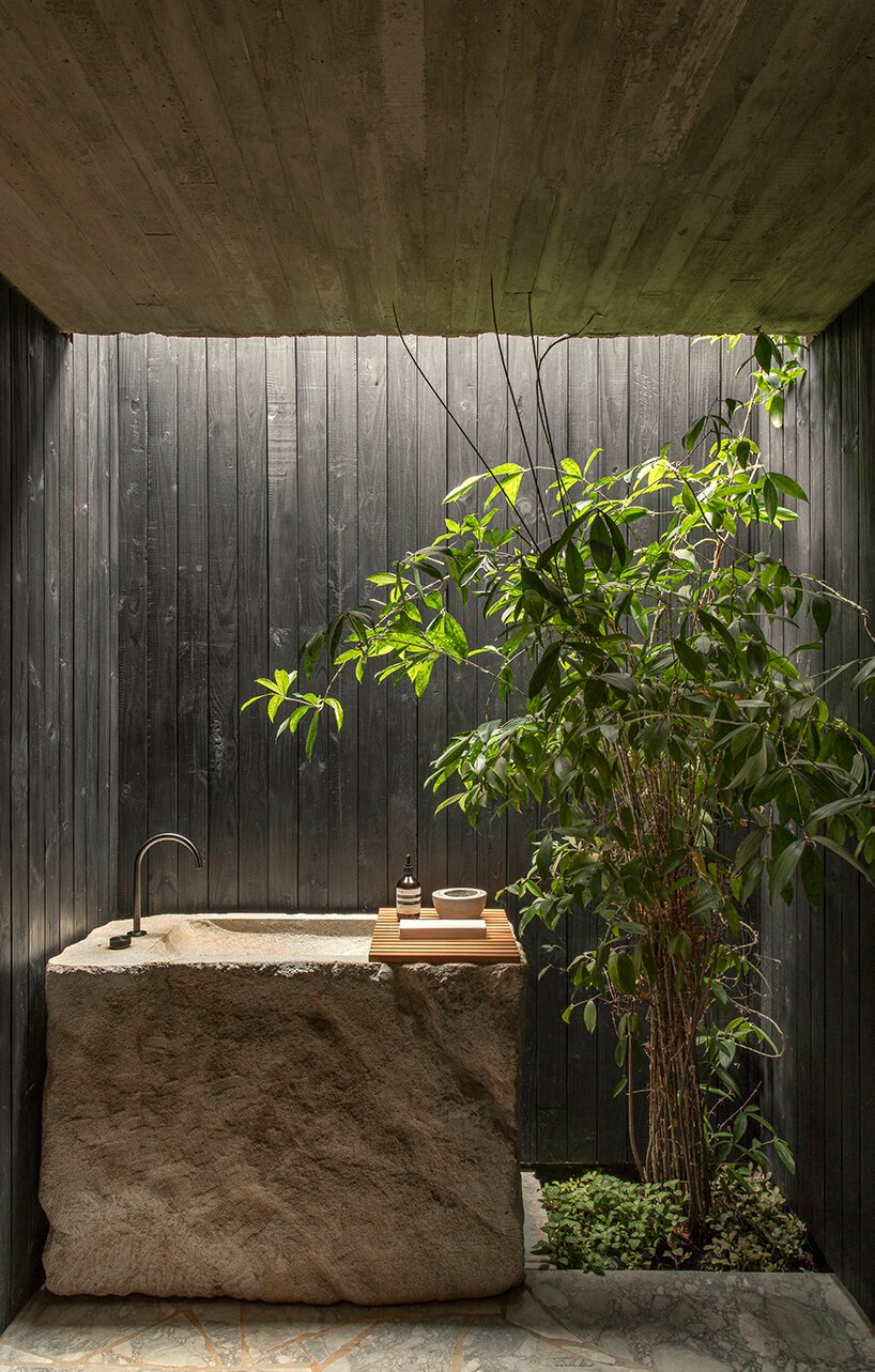 可操作的立面为 mf+arquitetos 设计的这座混凝土住宅带来了轻盈感和多孔性