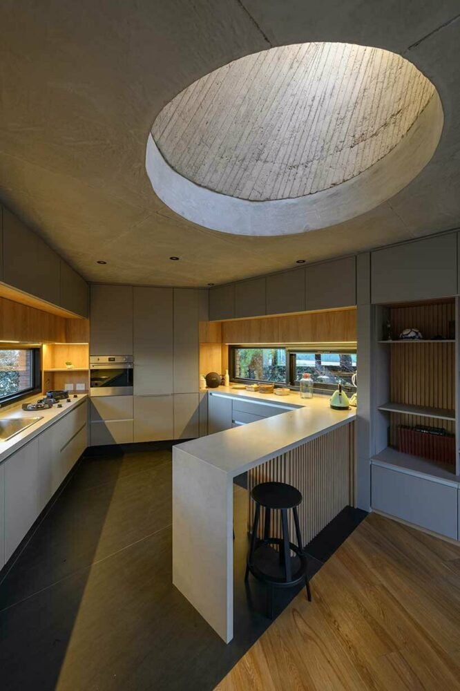 阿根廷科尔多瓦市拉斯玛丽亚斯住宅环绕着茂密的树木 阿根廷科尔多瓦市拉斯玛丽亚斯住宅环绕着茂密的树木