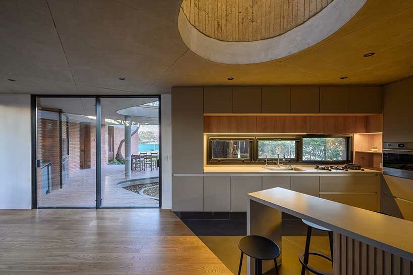 阿根廷科尔多瓦市拉斯玛丽亚斯住宅环绕着茂密的树木 阿根廷科尔多瓦市拉斯玛丽亚斯住宅环绕着茂密的树木