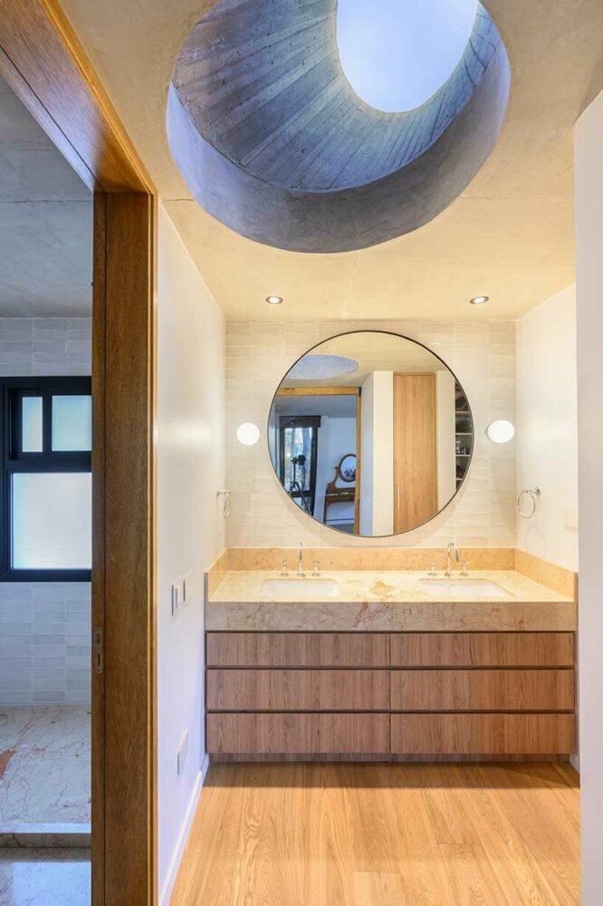 阿根廷科尔多瓦市拉斯玛丽亚斯住宅环绕着茂密的树木 阿根廷科尔多瓦市拉斯玛丽亚斯住宅环绕着茂密的树木