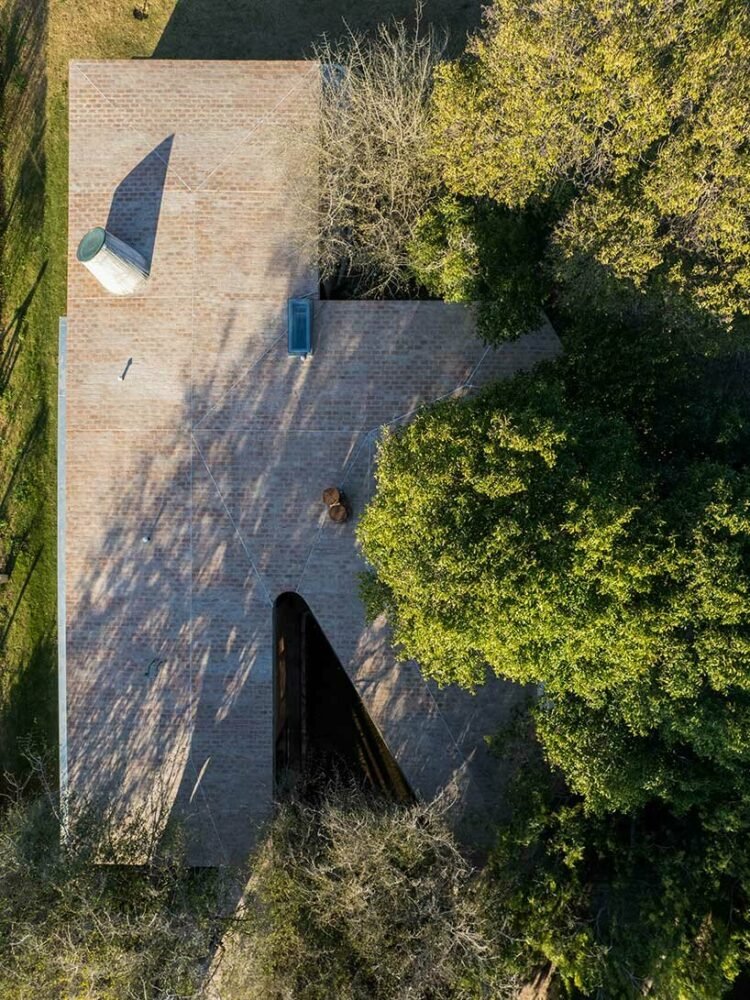 阿根廷科尔多瓦市拉斯玛丽亚斯住宅环绕着茂密的树木 阿根廷科尔多瓦市拉斯玛丽亚斯住宅环绕着茂密的树木