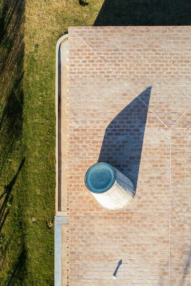 阿根廷科尔多瓦市拉斯玛丽亚斯住宅环绕着茂密的树木 阿根廷科尔多瓦市拉斯玛丽亚斯住宅环绕着茂密的树木