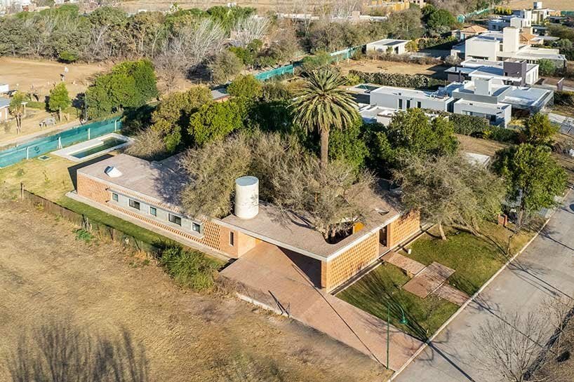 阿根廷科尔多瓦市拉斯玛丽亚斯住宅环绕着茂密的树木 阿根廷科尔多瓦市拉斯玛丽亚斯住宅环绕着茂密的树木