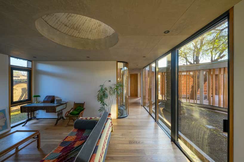 阿根廷科尔多瓦市拉斯玛丽亚斯住宅环绕着茂密的树木 阿根廷科尔多瓦市拉斯玛丽亚斯住宅环绕着茂密的树木