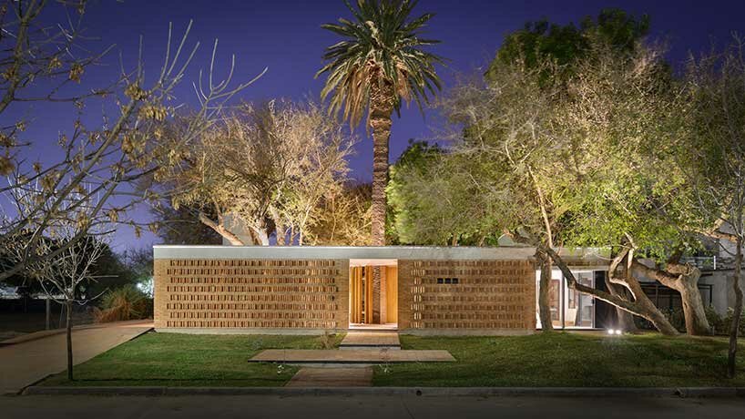 阿根廷科尔多瓦市拉斯玛丽亚斯住宅环绕着茂密的树木 阿根廷科尔多瓦市拉斯玛丽亚斯住宅环绕着茂密的树木