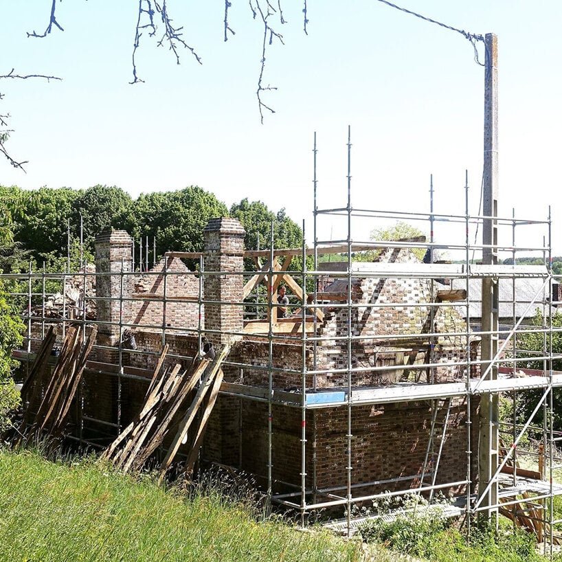 这座传统的砖房仅使用天然材料,在诺曼底被赋予了新的生命 这座传统的砖房仅使用天然材料,在诺曼底被赋予了新的生命