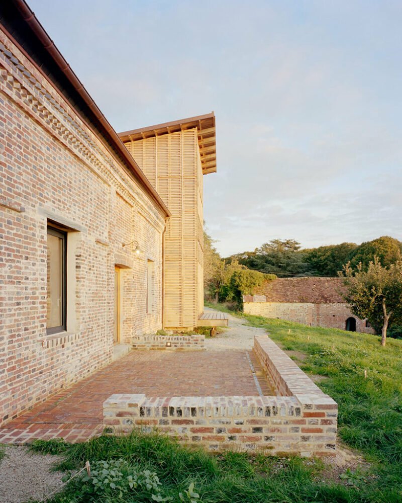 这座传统的砖房仅使用天然材料,在诺曼底被赋予了新的生命 这座传统的砖房仅使用天然材料,在诺曼底被赋予了新的生命