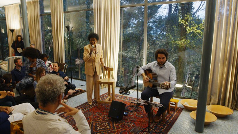 Bottega veneta 向 Lina Bo Bardi 及其遗产以及 casa de vidro 内的巴西文化致敬 Bottega veneta 向 Lina Bo Bardi 及其遗产以及 casa de vidro 内的巴西文化致敬