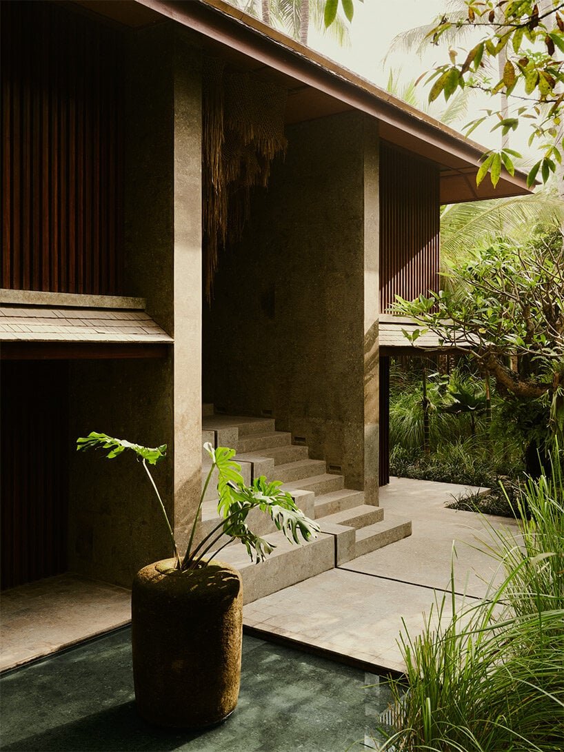 迷失的林登伯格宾客集体将高架树屋景观融入茂密的巴厘岛丛林