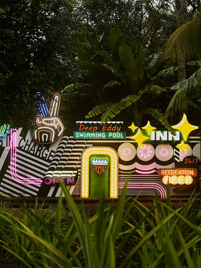 迷失的林登伯格宾客集体将高架树屋景观融入茂密的巴厘岛丛林