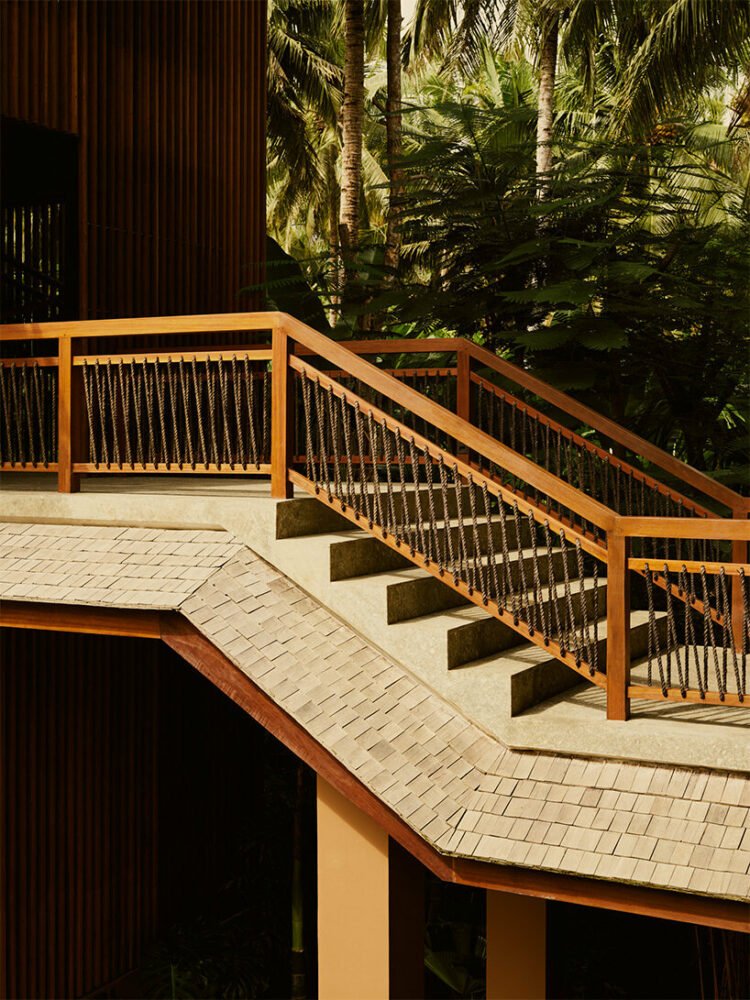 迷失的林登伯格宾客集体将高架树屋景观融入茂密的巴厘岛丛林