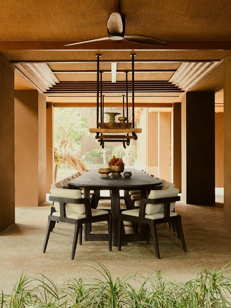 迷失的林登伯格宾客集体将高架树屋景观融入茂密的巴厘岛丛林