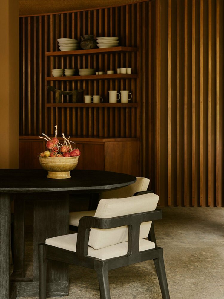 迷失的林登伯格宾客集体将高架树屋景观融入茂密的巴厘岛丛林