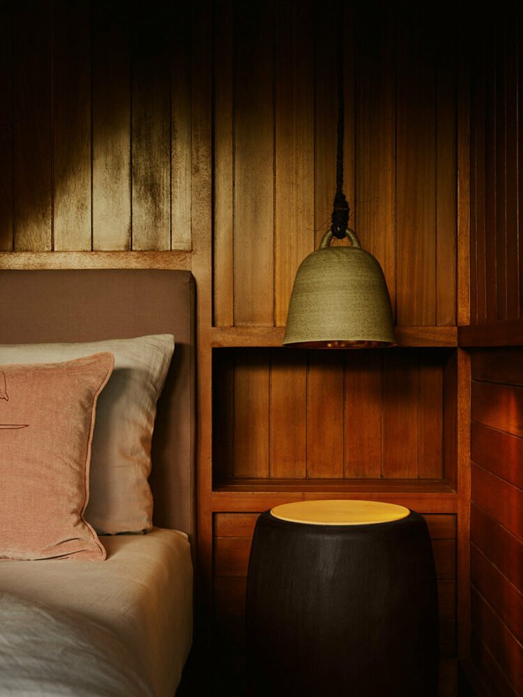 迷失的林登伯格宾客集体将高架树屋景观融入茂密的巴厘岛丛林