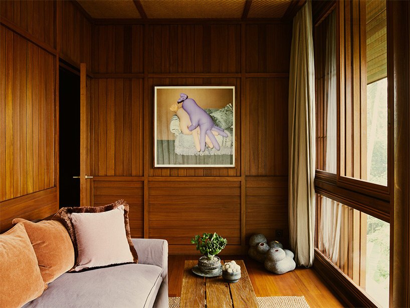 迷失的林登伯格宾客集体将高架树屋景观融入茂密的巴厘岛丛林