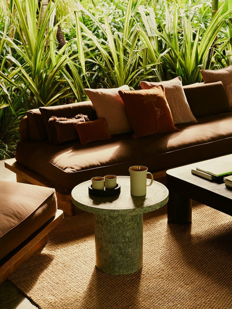 迷失的林登伯格宾客集体将高架树屋景观融入茂密的巴厘岛丛林