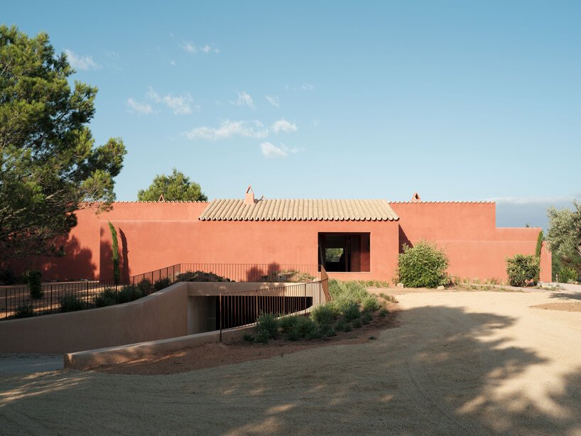 一座粉红色的“情人之家”坐落在马略卡岛崎岖的风景中