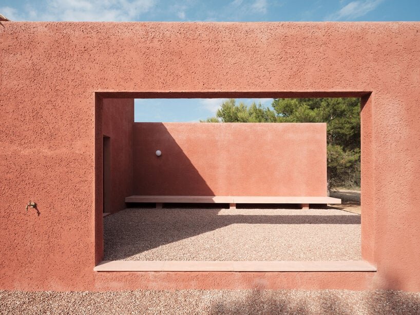 一座粉红色的“情人之家”坐落在马略卡岛崎岖的风景中