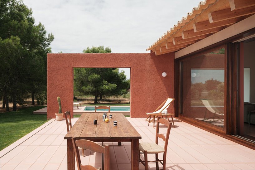 一座粉红色的“情人之家”坐落在马略卡岛崎岖的风景中