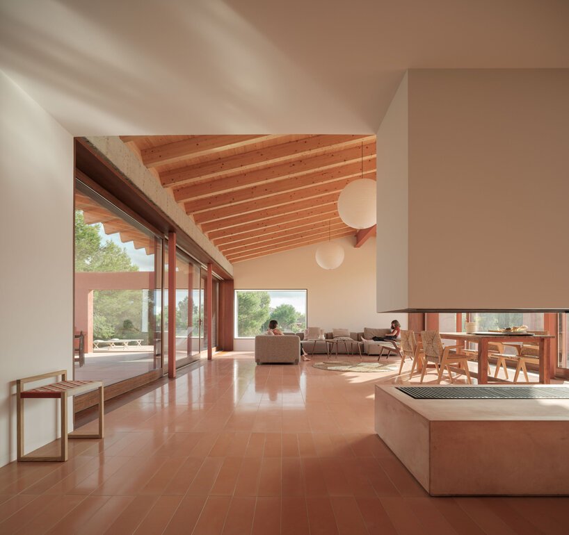 一座粉红色的“情人之家”坐落在马略卡岛崎岖的风景中