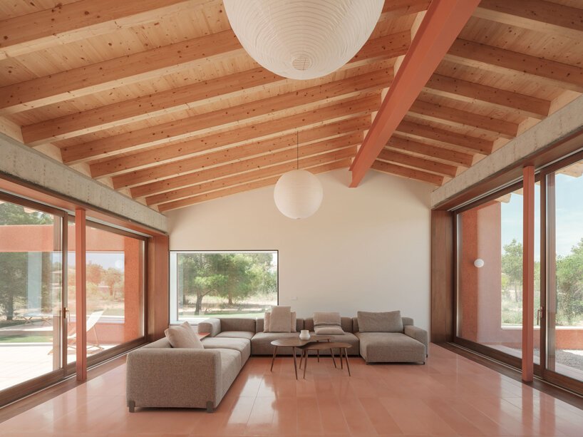 一座粉红色的“情人之家”坐落在马略卡岛崎岖的风景中