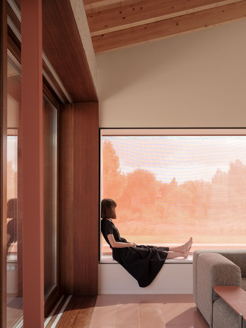 一座粉红色的“情人之家”坐落在马略卡岛崎岖的风景中